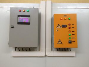مقایسه تابلو برق PLC در کنار تابلو برق معمولی